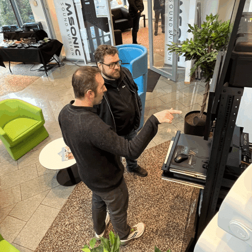 DirectOutin Claudio Scavazza esittelee tuotetta messukävijälle.
