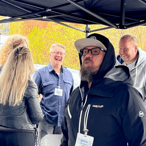 Mika Sopanella juttu lentää, kun Jyrki Mäkinen ja Timo Koljonen nauravat taustalla.