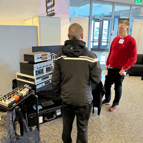 Ossi Männikkö keskustelee messuvieraan kanssa studiolaitteiden äärellä.