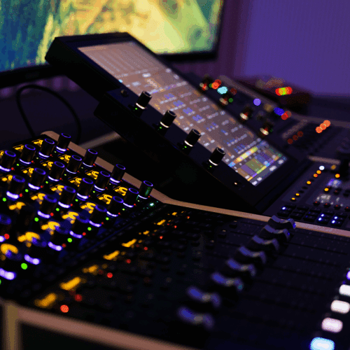 Avid S6:n Knob- ja Fader-moduulit lähikuvassa