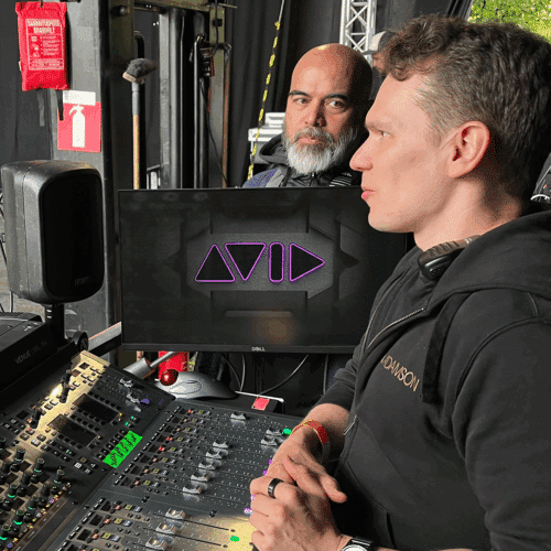 Olli Järveläinen profiilissa Avid VENUE | S6L-16C -tiskin vieressä Ilkka Ruudun katsellessa vierestä.
