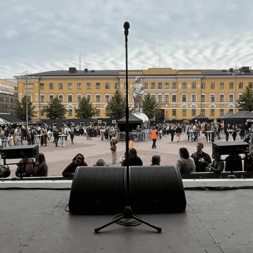 Näkymä esiintymislavalta Kasarmitorille. Edustalla mikrofoniständi ja kaksi Adamson MG10 -kulmamonitoria sen juuressa vierekkäin.