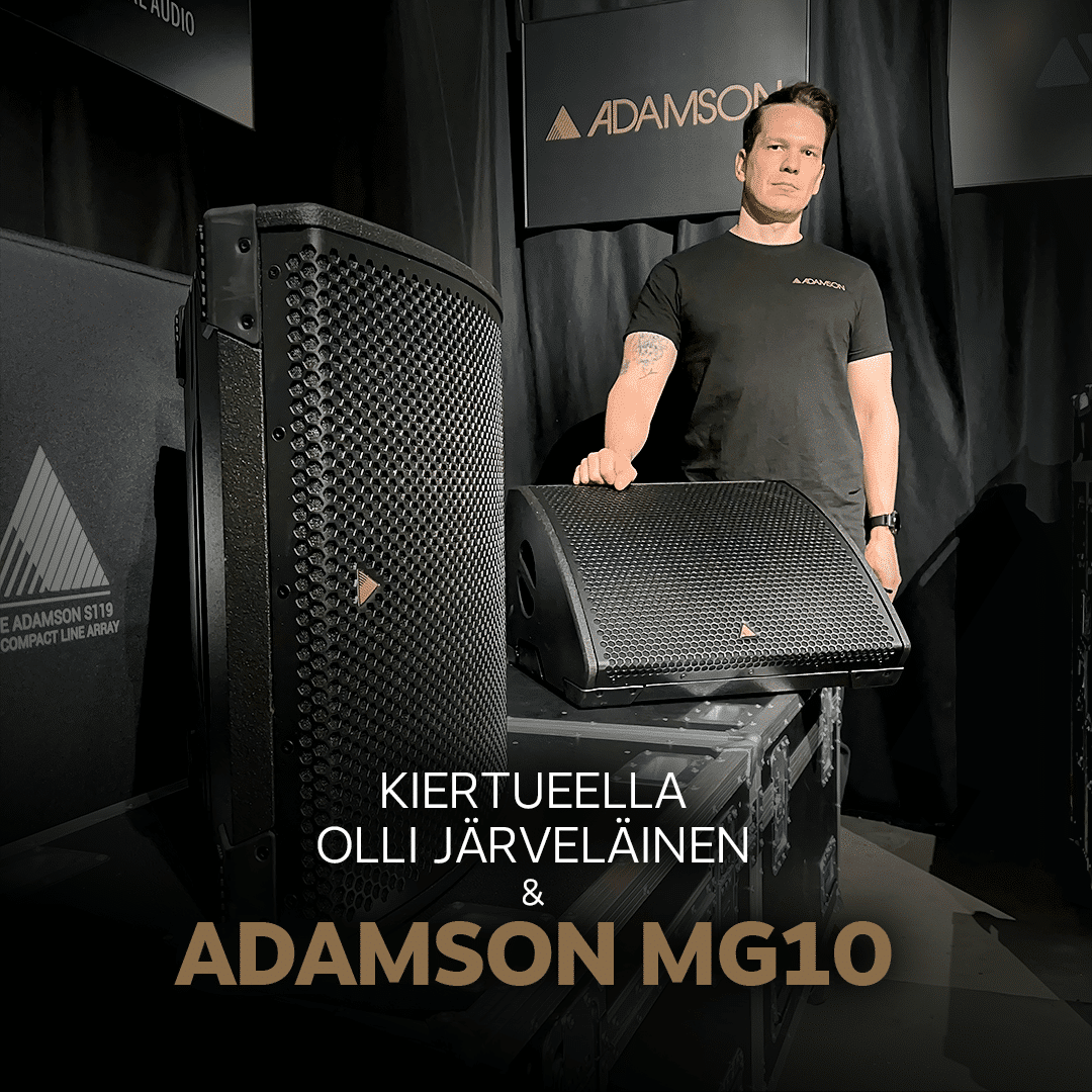 Olli Järveläinen seisomassa demohuonessa kahden Adamson MG10 -kulmamonitorin takana.