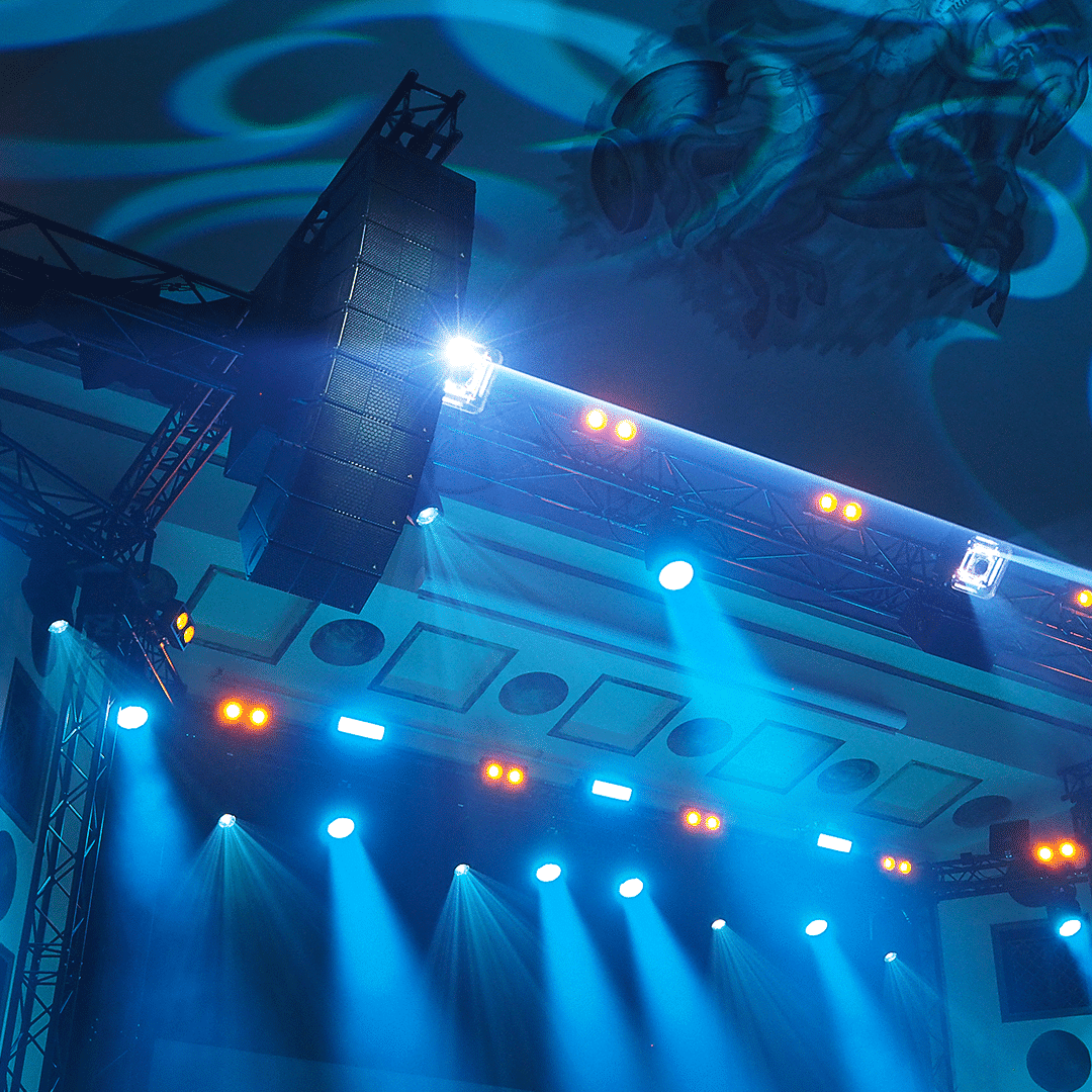 Sinertävästi valaistu Apollo Live Clubin lava Adamson IS-sarjan line array -kaiuttimineen