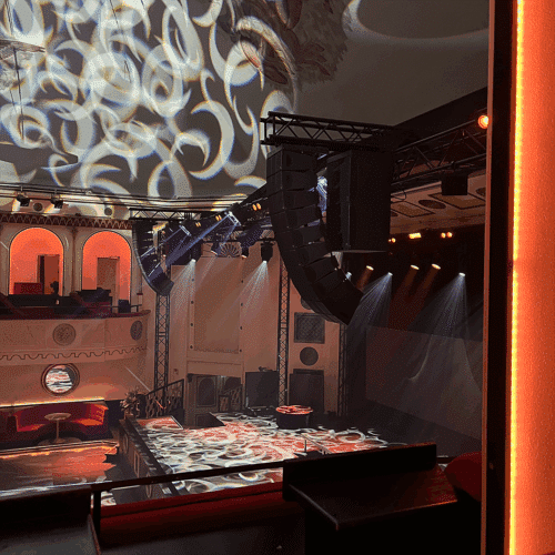 Apollo Live Clubin lava oikealta parvekkeelta kuvattuna, ja Adamson IS-sarjan line array -kaiuttimet profiilissa