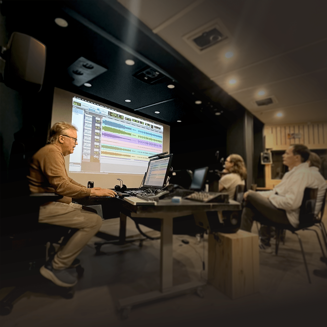 Risto Hemmi Finnvoxin Studio F:ssä kouluttamassa Pro Tools -näkymä valkokankaalla.