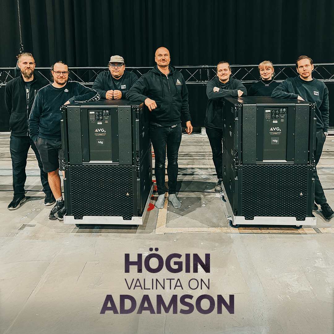 Högin henkilökuntaa rivissä kahden VGs-subwooferin äärellä. Tekstinä "Högin valinta on Adamson".