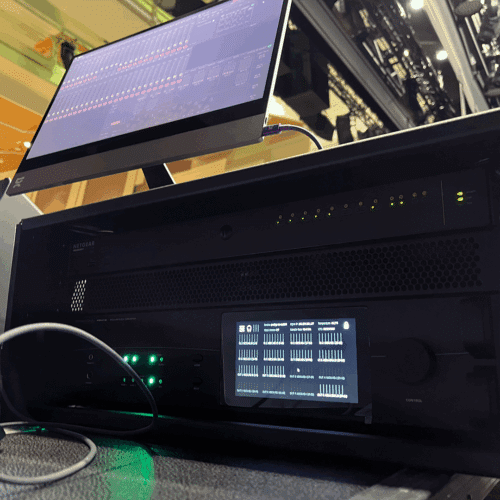 DirectOut PRODIGY.MC-audiomuunnin ja Netgear-kytkin 4U:n räkissä, jonka päällä on näyttö, jossa näkyy GLOBCON-hallintasovellus.