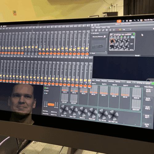 Olli Järveläisen kasvot heijastuu näytöstä, jossa DirectOutin GLOBCON hallintanäkymä.