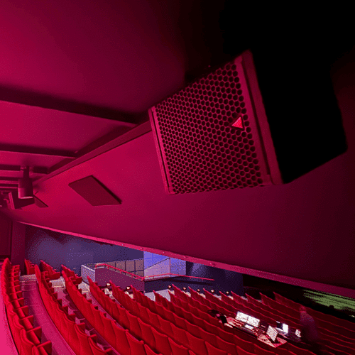 Adamson IS7c-surroundkaiuttimet Kotkan kaupunginteatterin kattopalkin takana.