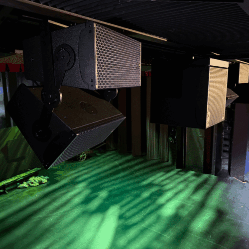 Kotkan kaupunginteatterin uudet Adamson IS7p-pääkaiuttimet ja IS118-subwooferit kuvattuna katon rajasta etuviistosta.