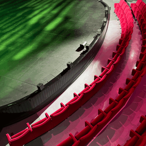 Kotkan kaupunginteatterin ensimmäiset istuinrivit ja rampin (lavan) etureuna, jossa Adamson IS5c-kaiuttimet, korkealta yläviistosta kuvattuna.