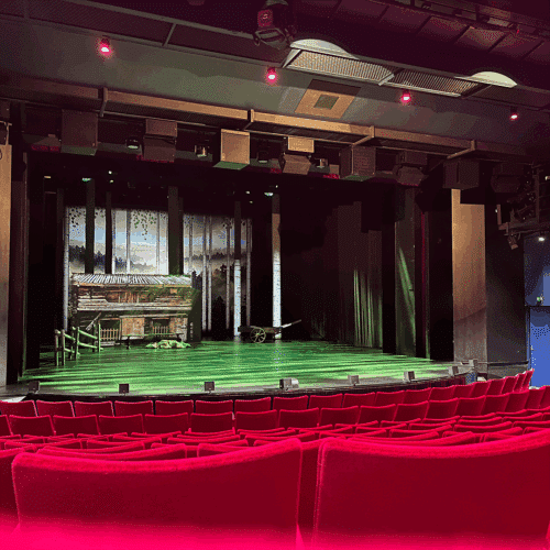 Näkymä katsomosta näyttämölle, jossa uudet Adamson IS-sarjan kaiuttimet ripustettuna katosta.