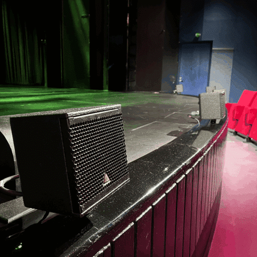 Lähikuvassa Adamson IS5c-kaiutin rampin (lavan) etureunassa.