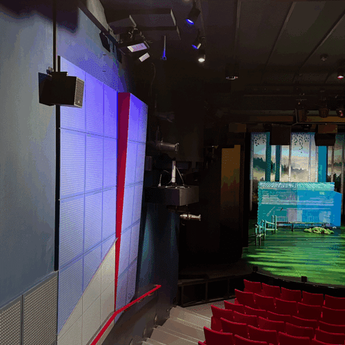 Adamson IS7c-surroundkaiutin Kotkan kaupunginteatterin sivuseinällä.