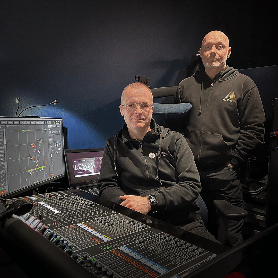 Äänimestarit Tommi Leinonen ja Kaj Gynther FletcherMachinen ja miksauspöydän äärellä.