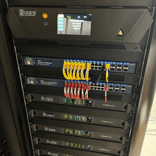 Räkissä Adamson FletcherMachine-prosessori, Luminex Gigacore 30i -kytkimet, ja Lab Gruppen D 40:4 -päätevahvistimet.