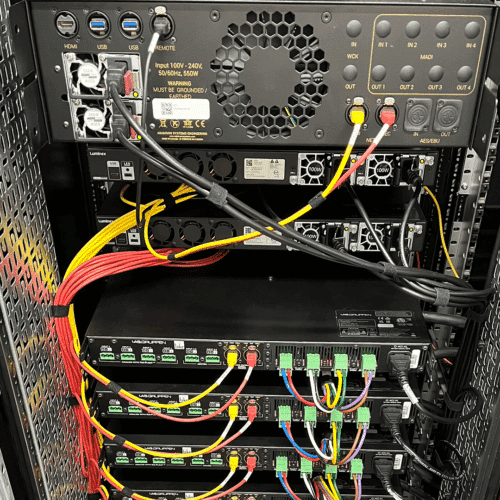 Adamson FletcherMachine-prosessori, Luminex Gigacore 30i -kytkimet, ja Lab Gruppen D 40:4 -päätevahvistimet räkin takaosasta katsottuna.