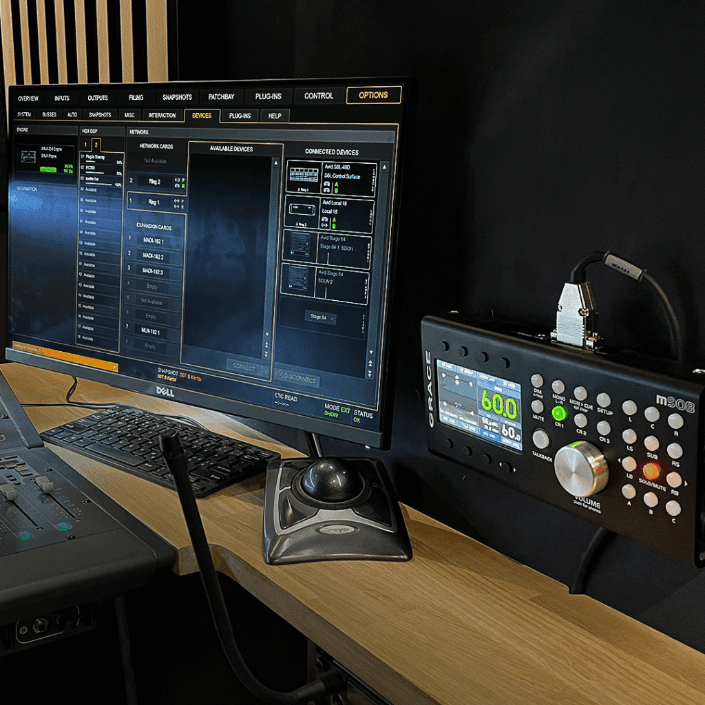 Grace Design M908 -monitorikontrolleri ja Avid VENUE S6L -mikserin ulkoinen näyttö hallintanäkymällä.