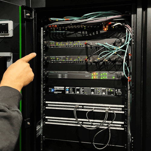 DirectOut MADI.SRC ja MADI.9648 -näytteenottotaajuusmuuntimet, Appsys Multiverter -formaattimuunnin ja ristikytkentäpaneelit laiteräkissä.