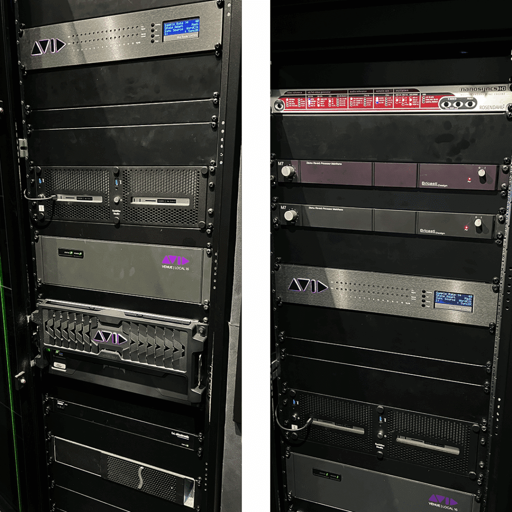 Kaksi korkeaa räkkiä audiolaitteineen