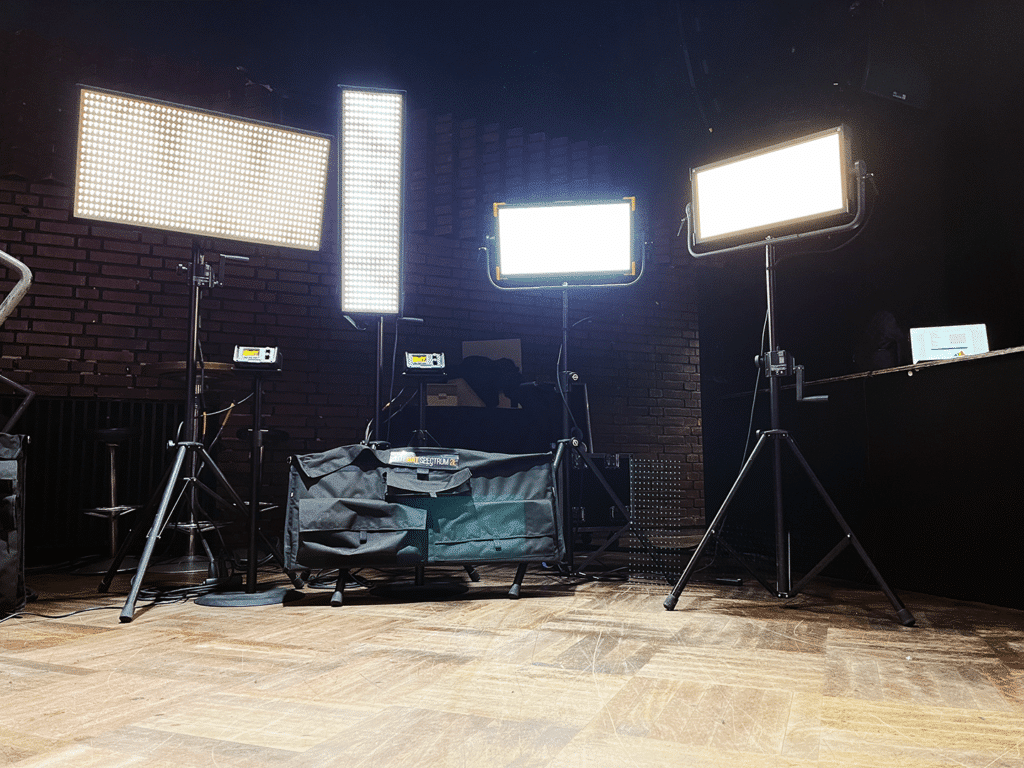 LiteGear ja Kino Flo -valaisimia jalustoilla.