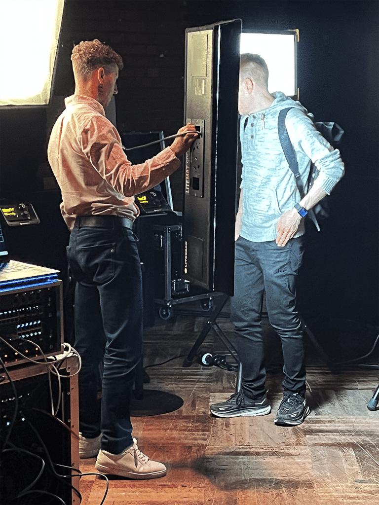 Simon Walsworth esittelee henkilölle LiteGearin LiteMat Spectrum -led-paneelia.