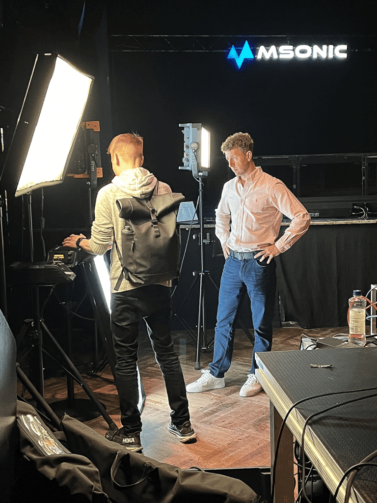 Henkilö tutkii LiteGear-himmennintä Simon Walsworthin katsellessa vierestä.