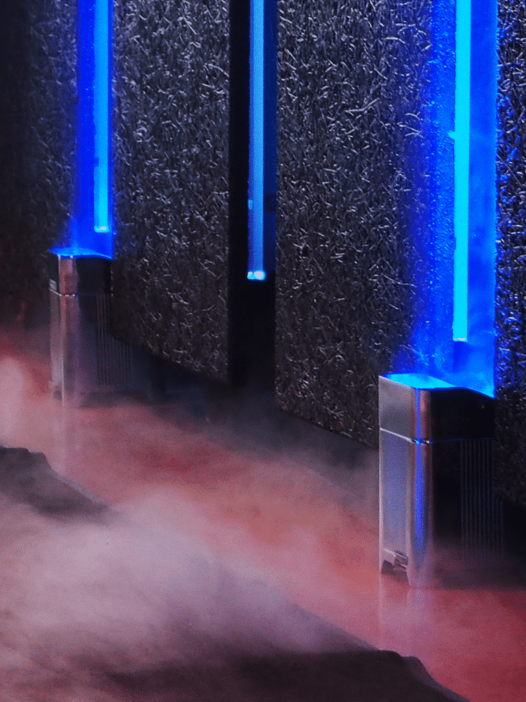 Chauvet WELL FIT X -valaisimia seinän vieressä.