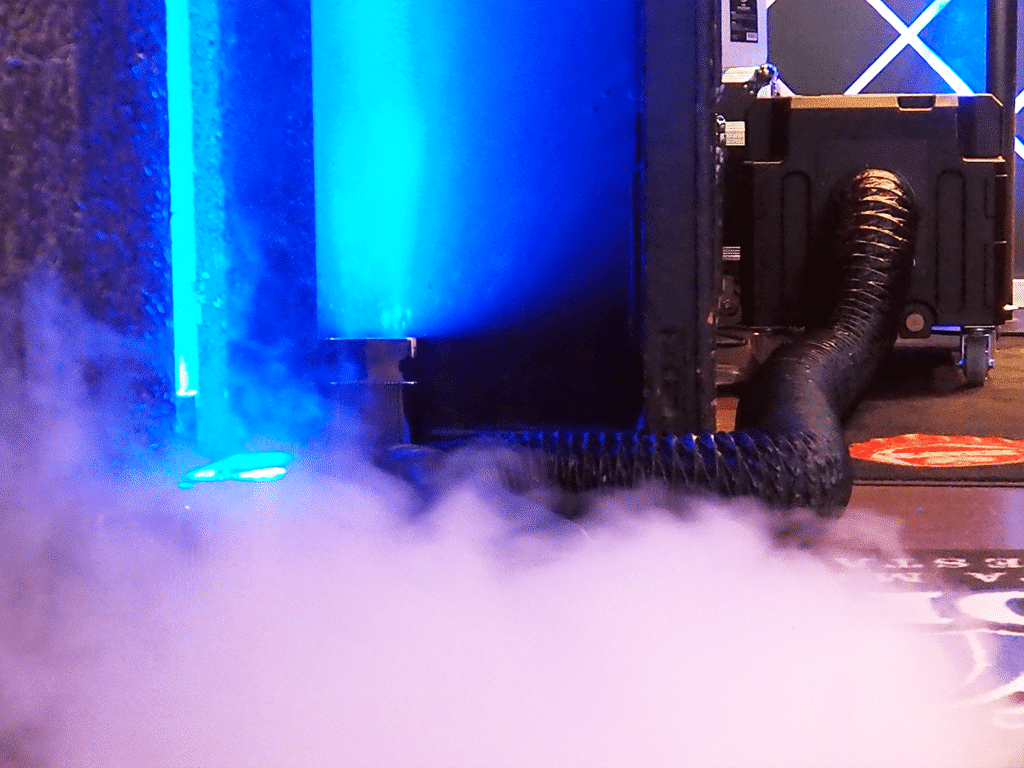 Chauvet Cloud 9X IP puskee matalaa savua aulaan.