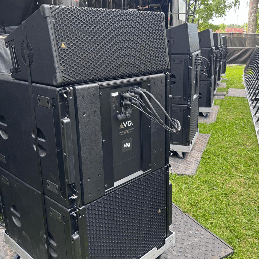 Adamson VGs-subwoofereita front-back pinoina ja CS10p-frontfillit pinojen päällä.