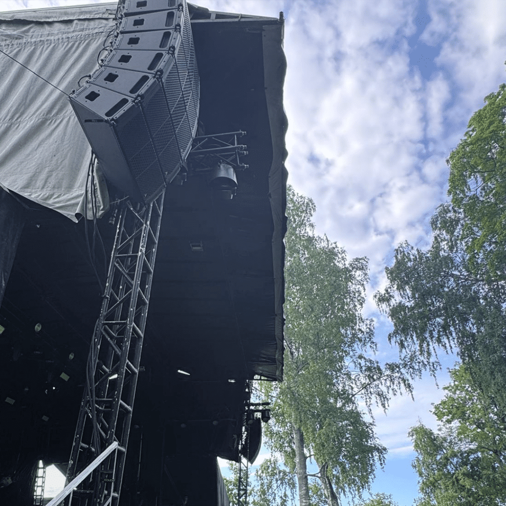 Adamson CS10-kaiuttimet ripustettuna esiintymislavalla.