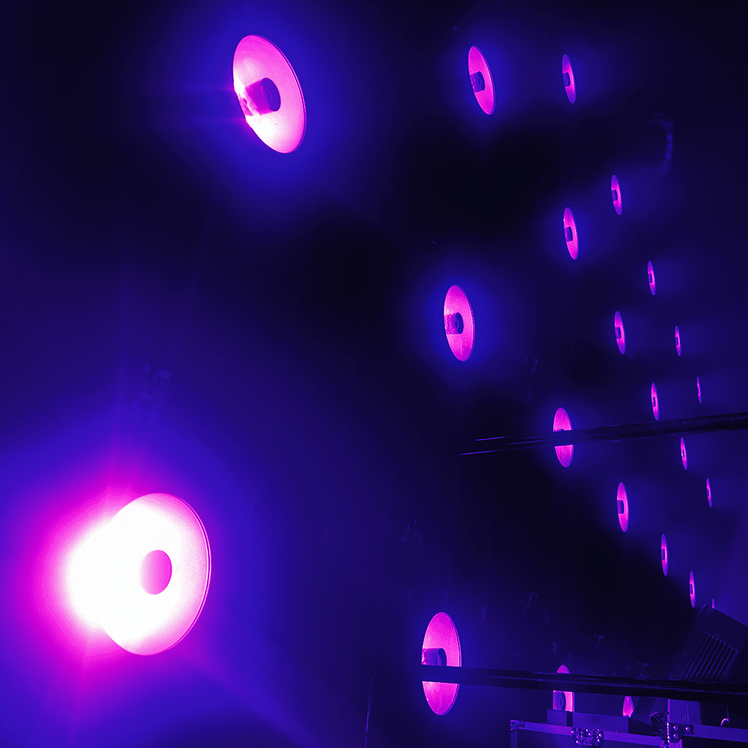 Portman Lights OMNIRAY-valaisimia lähikuvassa hohtamassa magentan värisinä.